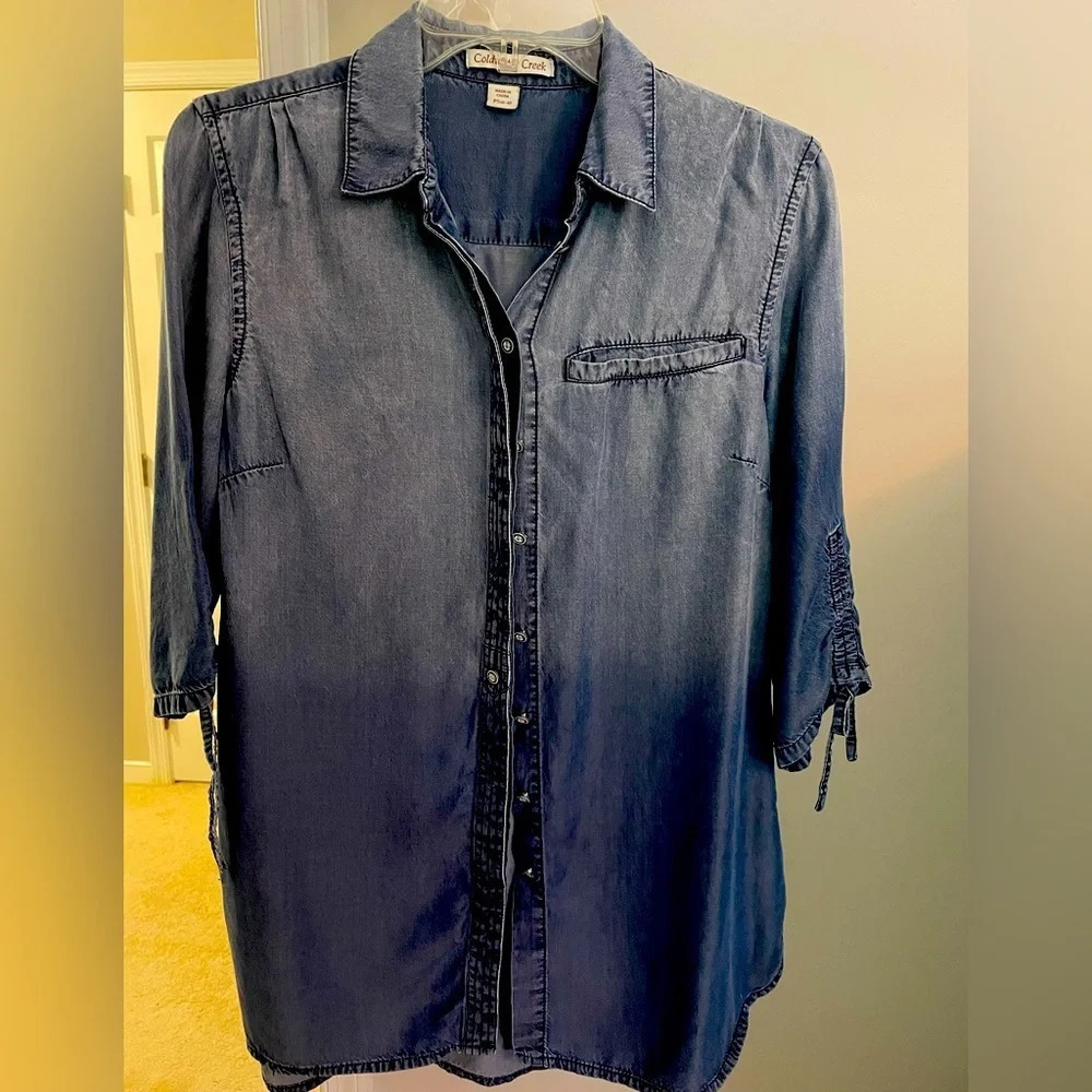 Coldwater Creek 6/8 Blue denim ombre blouse 100% Tencel(Lycell) Hidden buttons.